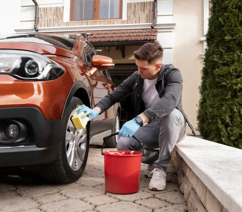 Lavage auto à domicile Saint-Laurent-de-Cuves : professionnel intervenant sur un véhicule